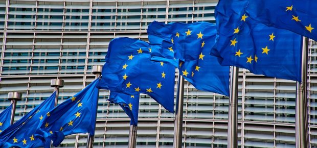 Flaggen der europäischen Union wehen im Wind in Brüssel