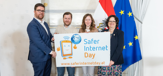 Stefan Ebenberger, Matthias Jax, Claudia Plakolm, Barbara Buchegger mit dem Safer Internet Day Schild