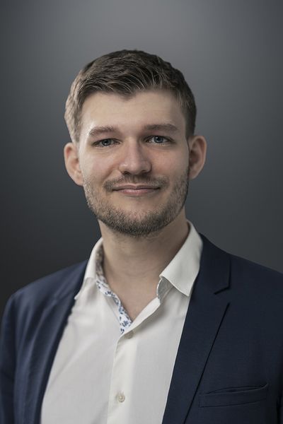 Portraitfoto von Moritz Yvon, Pressesprecher & Kommunikation