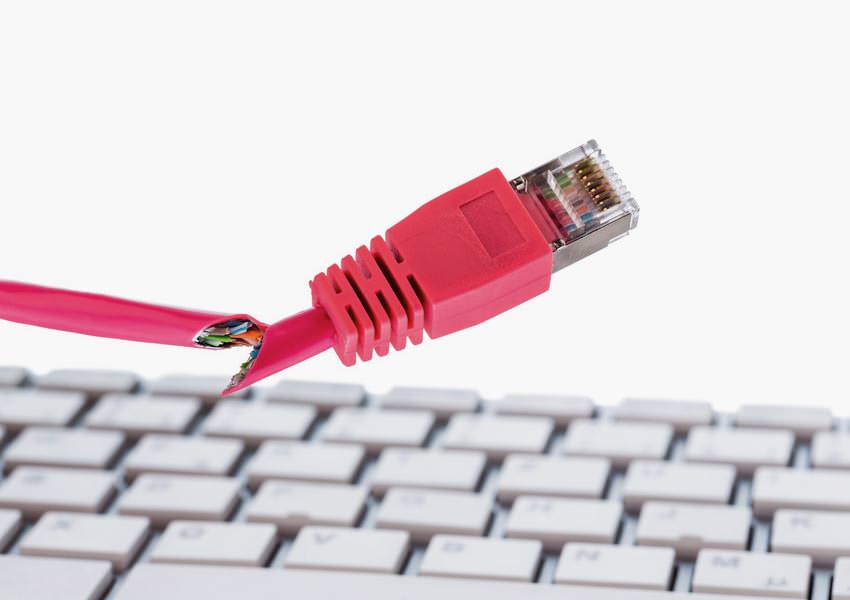 Tastatur mit kaputtem Netzwerkkabel