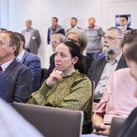 Das Publikum hört aufmerksam zu.