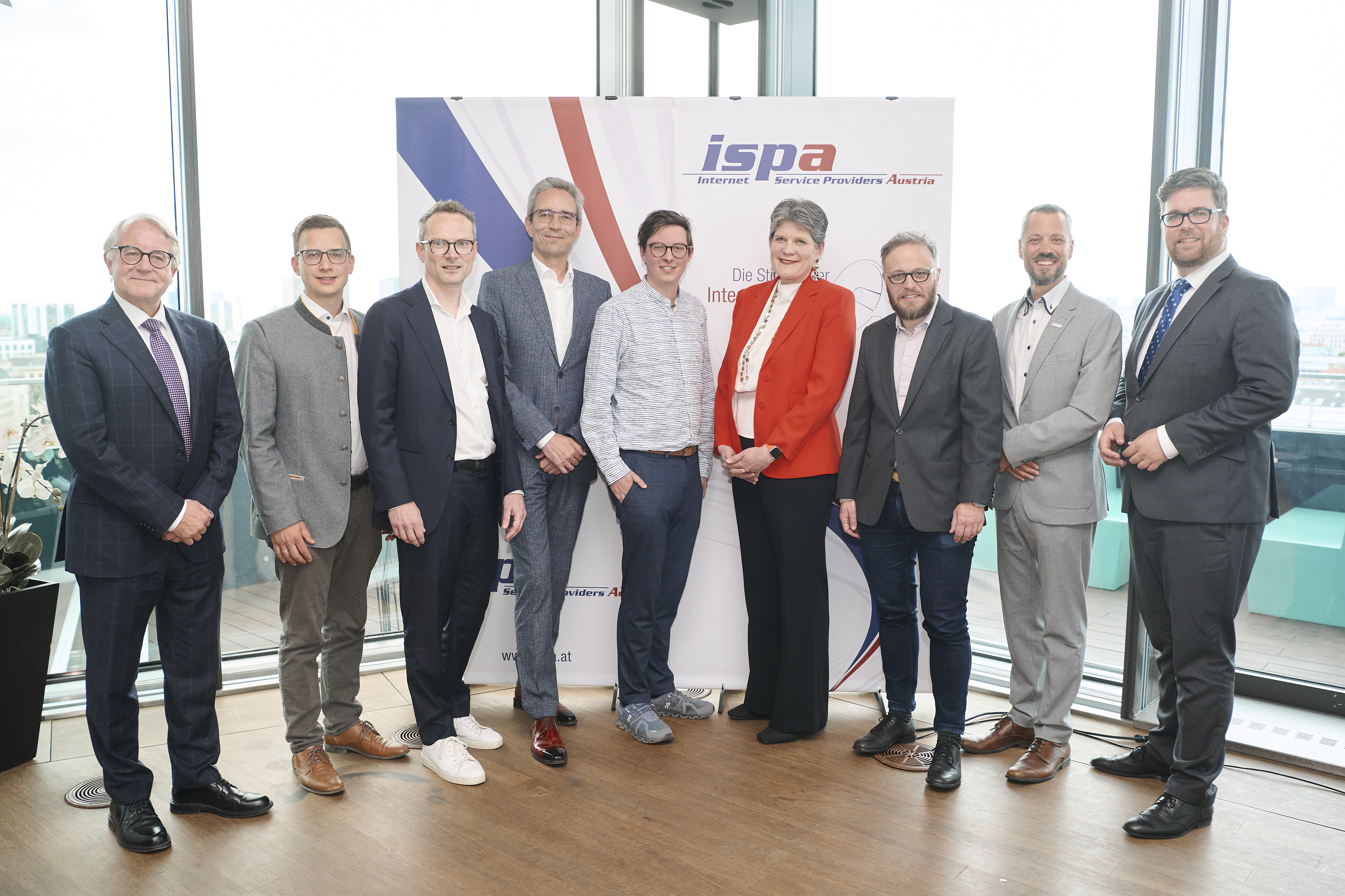 <p>ISPA-Forum 2024 - Gruppenbild</p> Vor einer Glaswand stehen die Redner:innen des ISPA-Forums 2024 für ein Gruppenbild nebeneinander und schauen in die Kamera. Von links nach rechts: Wolfgang Feiel, Stefan Schröter, Sven Knapp, Klaus Parrer, Philipp Machač, Natalie Ségur-Cabanac, Fjodor Gütermann, Florian Parnigoni und Stefan Ebenberger.