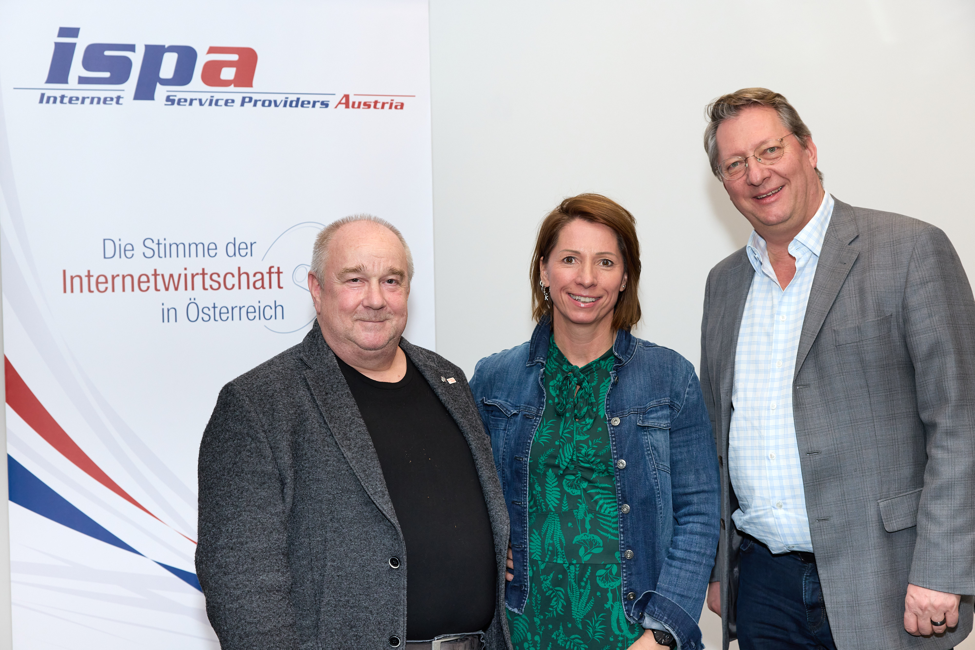 <p>ISPA-Rechnungsprüfer:innen 2023</p> Die drei Rechnungsprüfer:innen stehen vor einem ISPA-Roll-up, v. l. n. r.: Thomas Rinder, Karin Stopa und Nikolaus Futter