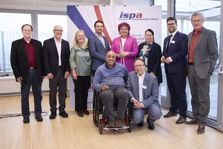 Gruppenfoto der Speaker:innen beim ISPA-Forum 2025 gemeinsam mit Moderator, Generalsekretär und Präsident der ISPA, von links nach rechts: Andreas Jeitler, Daniele Marano, Susanne Buchner-Sabathy, Florian Slansky, Shadi Abou-Zahra, Lena Öllinger, Harald Kapper, Simone Keglovics, Stefan Ebenberger und Franz Zeller.