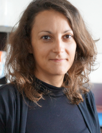 Verena Fuchsberger Verena Fuchsberger mit hellbraunem, schulterlangem Haar, sieht freundlich, aber nicht lächelnd in die Kamera. Sie trägt ein schwarzes Oberteil.