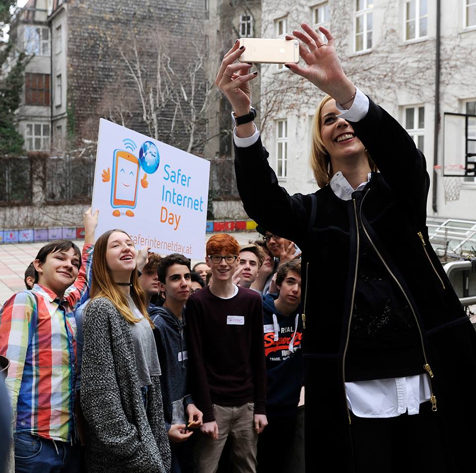 Staatssekretärin Steßl und eine Schulklasse am Safer Internet Day 2016