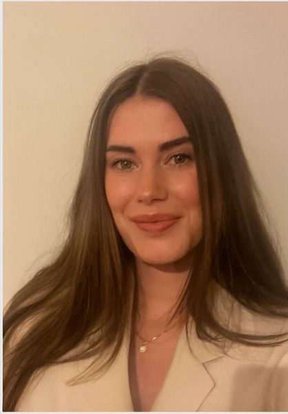 Ein Portraitfoto von Alina Savara