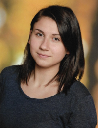 Cornelia Pep, mit schulterlangem braunen Haar tr&auml;gt ein graues Oberteil, fr&auml;undlicher Blick mit geschlossenem Mund