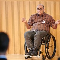 Shadi Abou-Zahra erkl&auml;rt in der Keynote verschiedene Aspekte von Barrierefreiheit im Internet.