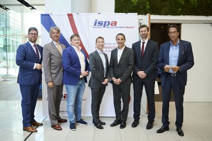 Gruppenfoto der Eröffnungsredner des Internet Summit Austria 2025, von links nach rechts: Stefan Ebenberger (ISPA), Wolfgang Ebner (Sektionschef BKA), Thomas Lohninger (epicenter.works), René Mayrhofer (JKU), Omar Haijawi-Pirchner (DSN), Thomas Korntheuer (Staatsanwältevereinigung) und Julian Nida-Rümelin (Rektor der Humanistischen Hochschule Berlin)