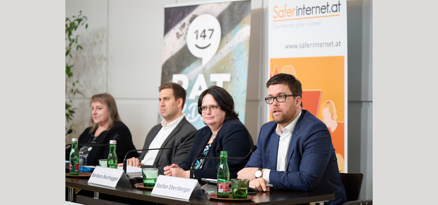 hier snd 4 Menschen auf dem Podium zu sehen, die die Studie zum Safer Internet Day präsentieren. Von links nach rechts: Birgit Satke (Rat auf Draht), Alexander Pröll (Staatssekretär für Digitalisierung), Barbara Buchegger (ÖIAT), Stefan Ebenberger (ISPA)
