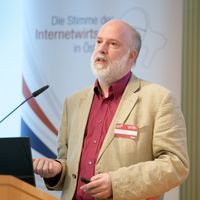 Prof. Schafer h&auml;lt seinen Vortrag, die zahlreichen Zuschauer h&ouml;ren interessiert zu.