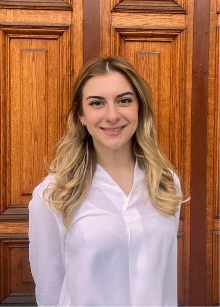 <p>Carla Maria Langthaler </p> Ein Portraitfoto von Carla Maria Langthaler