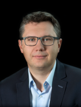 Markus Gratzer Portrait Markus Gratzer, mit geschlossenem Mund lächelnd