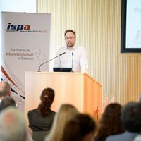ISPA Pr&auml;sident Harald Kapper begr&uuml;&szlig;te das Publikum.
