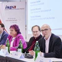 Florian Slansky, Lena &Ouml;llinger, Andreas Jeitler und Daniele Marano diskutieren am Podium.