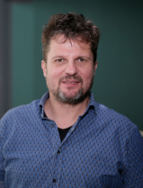Portrait Alexander Wahler, zaghaftes L&auml;cheln, leicht ge&ouml;ffneter Mund