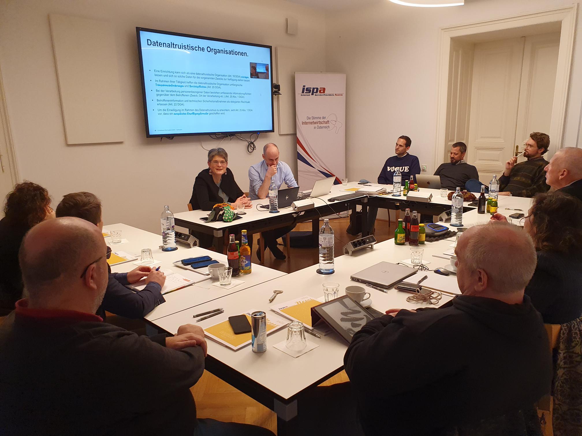 <p>Volles Haus bei ISPA Academy</p> Foto von der Veranstaltung, die Vortragenden Natalie Segúr-Cabanac und Jürgen Bauer präsentieren, das Publikum lauscht interessiert.