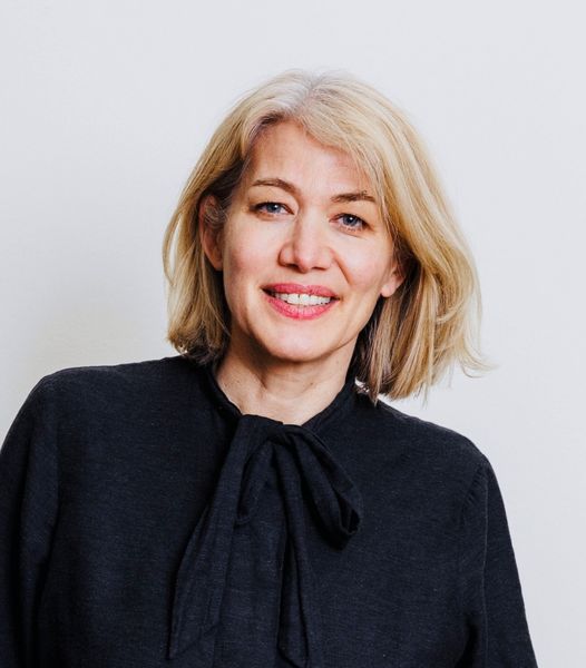 Mag.a Julia Sokol Ein Business-Portraitfoto von Julia Sokol. Man sieht eine Frau mittleren Alters mit offenen, nicht ganz schulterlagen Haaren, die in die Kamera lächelt.