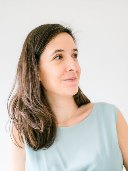 ISPA Vorstand Julia Seitlinger Julia Seitlinger ist von der Seite zu sehen, sie trägt ein mint-farbenes ärmelloses Oberteil. Sie lächelt mit geschlossenem Mund.