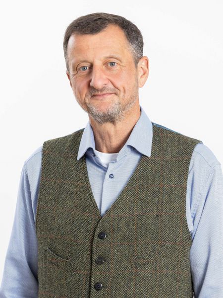 ISPA Vorstand Georg Chytil Portrait ISPA Vorstand Georg Chytil blickt freundlich mit geschlossenem Mund in die Kamera. Er trägt ein blaues Hemd unter einem grau-melierten Gilet.