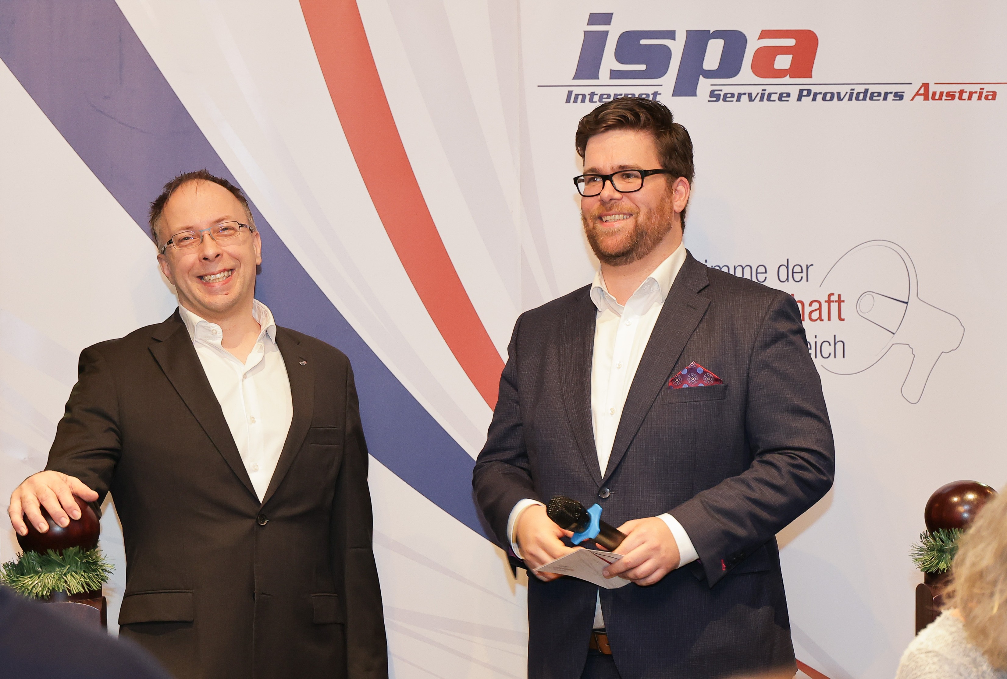 Der Pr&auml;sident der ISPA, Harald Kapper, und ihr Generalsekret&auml;r, Stefan Ebenberger, kurz bevor sie ihre er&ouml;ffnenden Worte bei der ISPA-Weihnachtsfeier sagen.