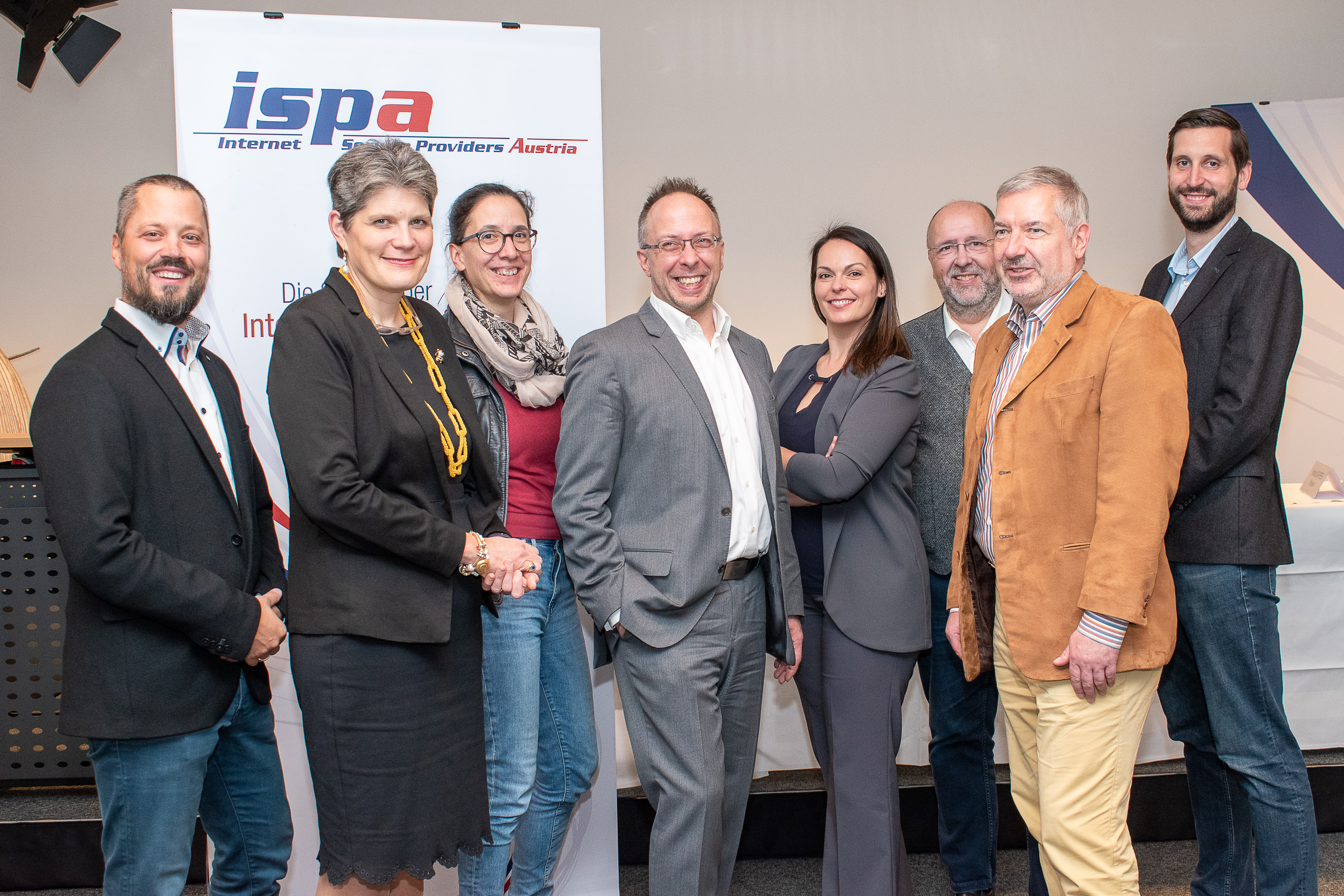 Der neue ISPA-Vorstand, v. l. n. r.: Florian Parnigoni, Natalie S&eacute;gur-Cabanac, Julia Seitlinger, Harald Kapper, Monika Valcanover, Peter Oskar Miller, Christian Panigl und Philipp Sandner. Nicht im Bild: Georg Chytil.
