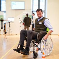 Accessibility Parcours Teilnehmer des Internet Summit Austria versucht sich im Rollstuhl am Accessibility Parcours.